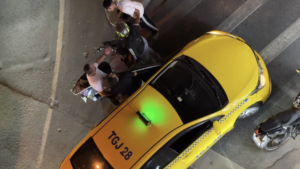 istanbulda-taksici-ile-motosikletlinin-yol-kavgasi-58FZnxuY.jpg