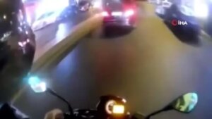 kaza-geliyorum-dedi-istanbulda-motosikletlinin-yasadigi-degisik-kaza-kamerada-nmLYURMX.jpg