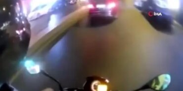 kaza-geliyorum-dedi-istanbulda-motosikletlinin-yasadigi-degisik-kaza-kamerada-nmLYURMX.jpg
