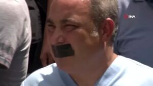 sihhat-calisanlarindan-bantli-reaksiyon-sJlNWaNr.jpg