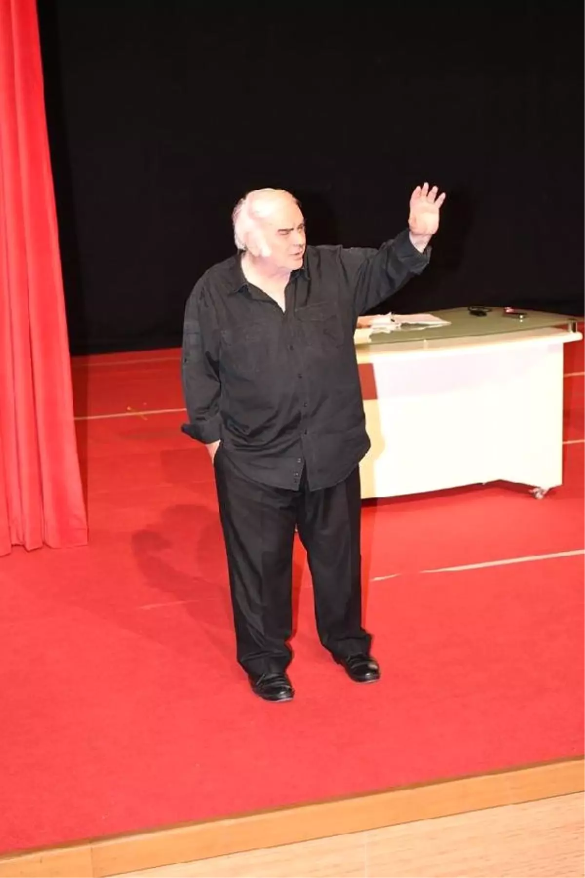 tiyatro-sanatkari-enis-fosforoglu-taburcu-edildi-3vPq5p13.jpg
