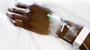 abdde-infuzyon-pompasiyla-bahceye-cikan-siyah-hasta-aygiti-calmaya-calistigi-kuskusuyla-gozaltina-G8RFfq1J.jpg