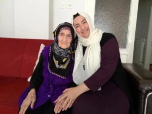 alzheimer-hastalarina-gelinleri-bakiyor-QeyUyjcS.jpg