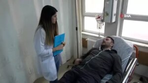 baba-kiz-tipki-hastanede-sifa-dagitiyor-Y6kst2Du.jpg