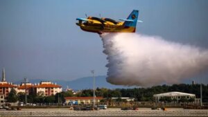bakan-pakdemirlinin-motoruna-kuslar-yuva-yapti-dedigi-yangin-sondurme-ucaklari-teknofestte-sov-yapti-L9eF1Pqg.jpg