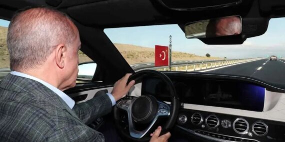 cumhurbaskani-erdogan-yerli-arabayla-osmangazi-koprusunden-gececek-BwdnWpRN.jpg