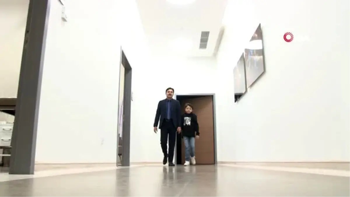 dunyanin-bircok-ulkesinde-olur-denen-cocuk-turkiyede-yapilan-ameliyatla-hayata-tutundu-B1T7fnrn.jpg
