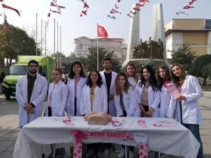 genc-tipcilar-gogus-kanseri-icin-sokakta-1DbqnF5L.jpg