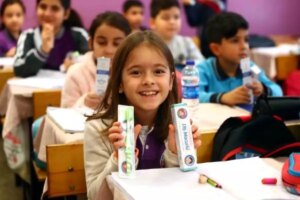 ilkokul-ogrencilerine-dis-macunu-ve-dis-fircasi-dagitildi-UzNB6FmQ.jpg