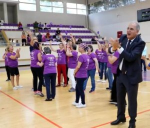 kanseri-yenen-bayanlar-voleybol-macinda-tabiplerini-da-yendi-NurORXbL.jpg