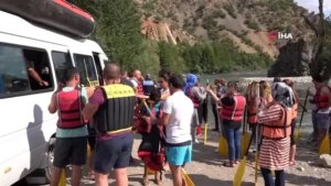 kanserle-cabaya-dikkati-raftingle-cektiler-qtODgcLN.jpg