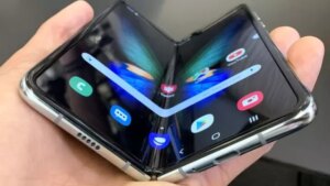samsung-birinci-katlanabilir-ekranli-akilli-telefonu-galaxy-foldu-piyasaya-surdu-dkH94XlS.jpg