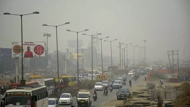 yeni-delhi-dev-bir-gaz-odasina-donustu-okullar-tatil-edildi-milyonlarca-gaz-maskesi-dagitildi-XXrBfNjw.jpg